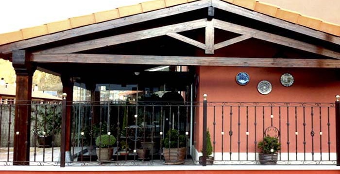 Estructura de porches de madera adosados a vivienda unifamiliar en León