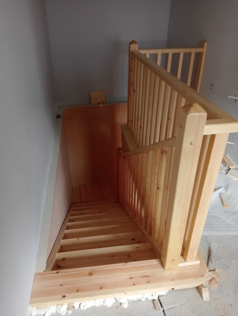 Escalera de madera de carpintería a medida en León.