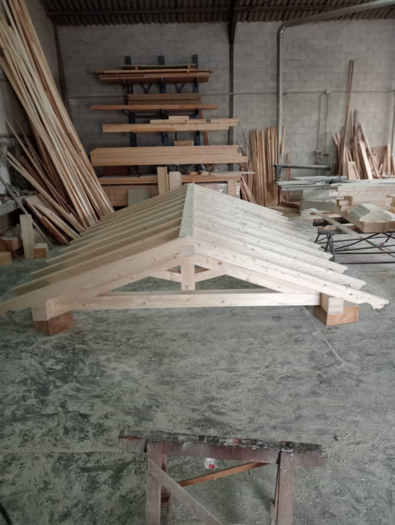 Estructura de cubierta realizada por carpintería a medida en León.