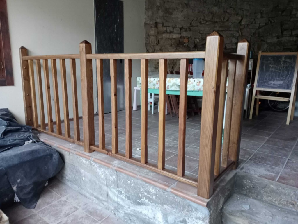 Barandilla artesanal de madera: carpintería a medida en León.