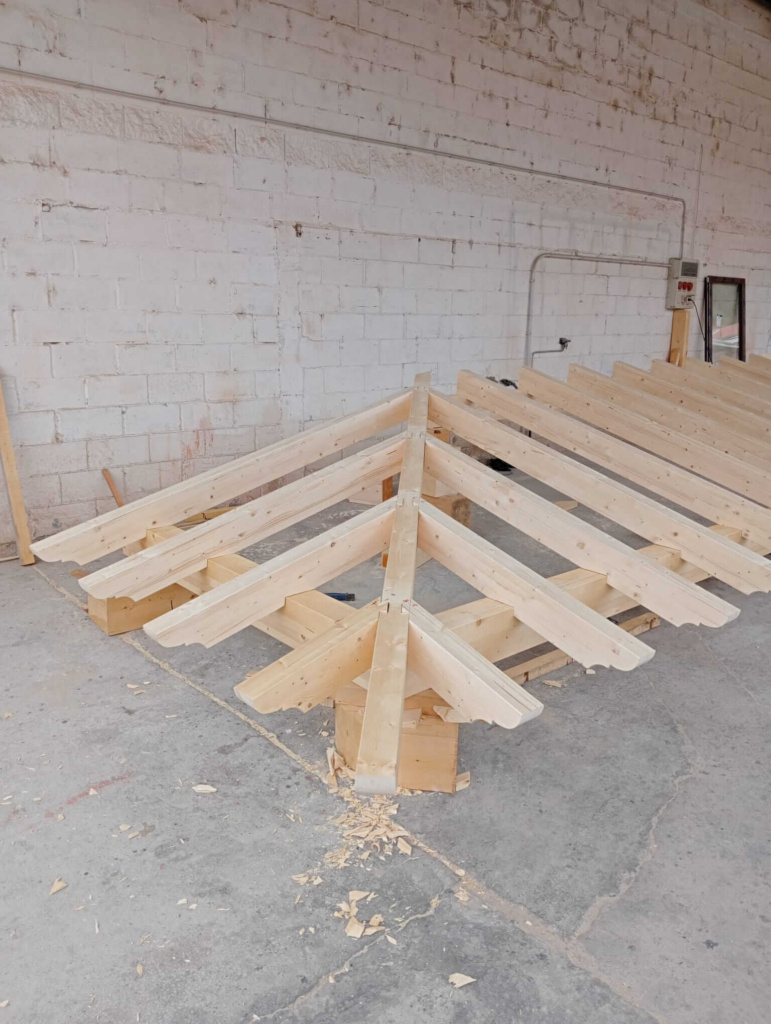 Estructura de cubierta realizada por carpintería a medida en León.