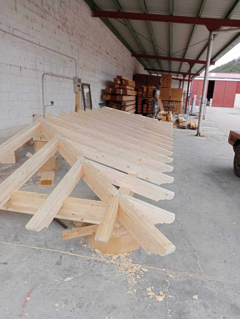 Estructura de cubierta realizada por carpintería a medida en León.