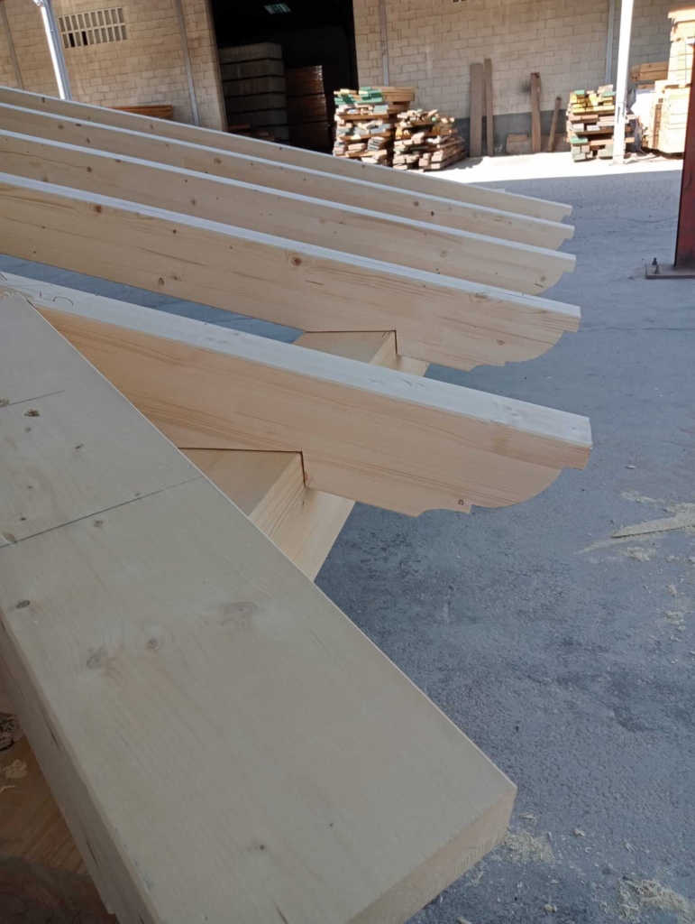 Estructura de cubierta realizada por carpintería a medida en León.